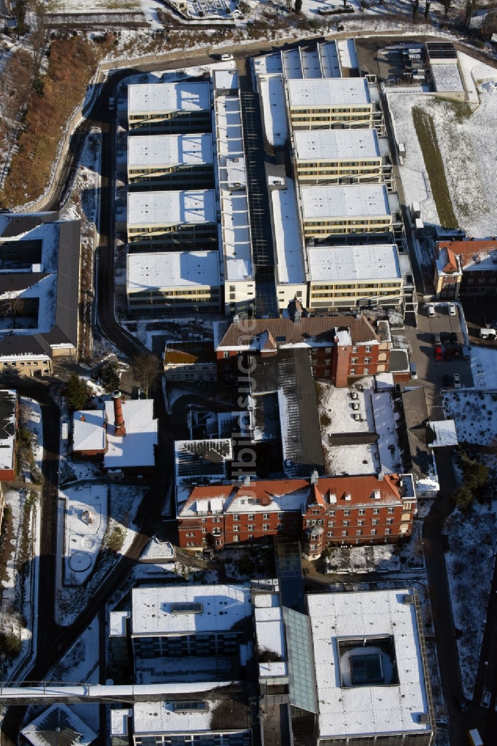 Brandenburg an der Havel von oben - Winterlich schneebedecktes Klinikgelände des Krankenhauses Städtischen Klinikums in Brandenburg an der Havel im Bundesland Brandenburg