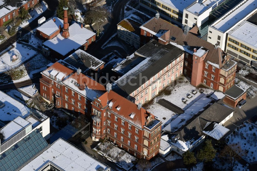 Brandenburg an der Havel aus der Vogelperspektive: Winterlich schneebedecktes Klinikgelände des Krankenhauses Städtischen Klinikums in Brandenburg an der Havel im Bundesland Brandenburg