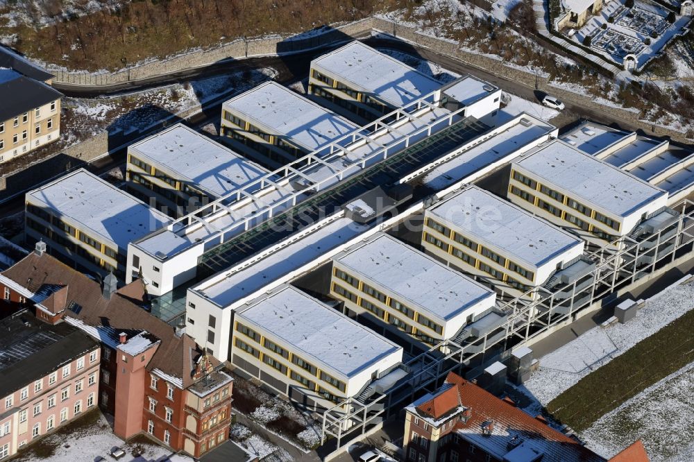 Luftbild Brandenburg an der Havel - Winterlich schneebedecktes Klinikgelände des Krankenhauses Städtischen Klinikums in Brandenburg an der Havel im Bundesland Brandenburg