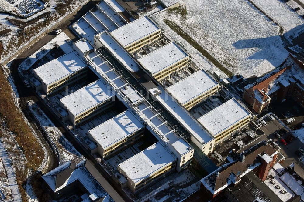 Luftaufnahme Brandenburg an der Havel - Winterlich schneebedecktes Klinikgelände des Krankenhauses Städtischen Klinikums in Brandenburg an der Havel im Bundesland Brandenburg