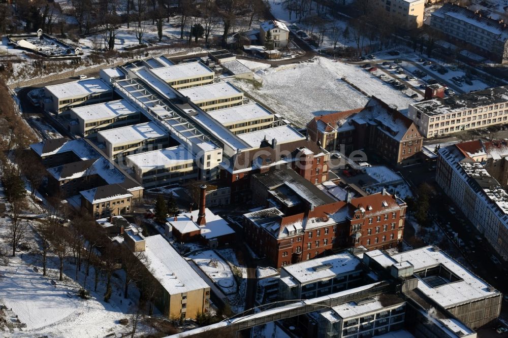 Brandenburg an der Havel aus der Vogelperspektive: Winterlich schneebedecktes Klinikgelände des Krankenhauses Städtischen Klinikums in Brandenburg an der Havel im Bundesland Brandenburg