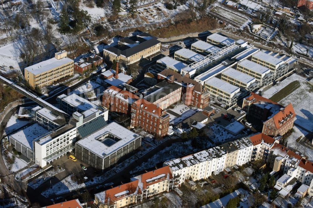 Luftbild Brandenburg an der Havel - Winterlich schneebedecktes Klinikgelände des Krankenhauses Städtischen Klinikums in Brandenburg an der Havel im Bundesland Brandenburg