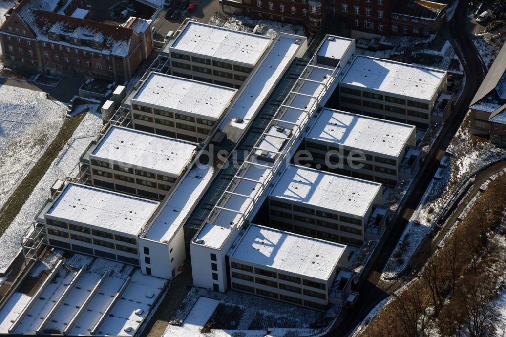 Luftaufnahme Brandenburg an der Havel - Winterlich schneebedecktes Klinikgelände des Krankenhauses Städtischen Klinikums in Brandenburg an der Havel im Bundesland Brandenburg