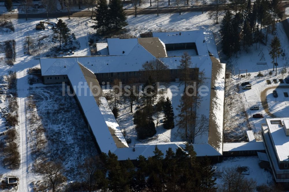 Luftbild Berlin - Winterlich schneebedecktes leerstehendes, ungenutztes Klinikgebäude an der Wiltbergstraße im Stadtteil Buch in Berlin