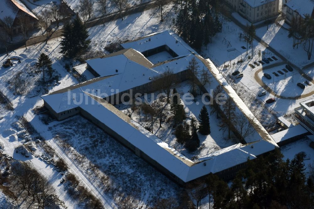 Luftaufnahme Berlin - Winterlich schneebedecktes leerstehendes, ungenutztes Klinikgebäude an der Wiltbergstraße im Stadtteil Buch in Berlin