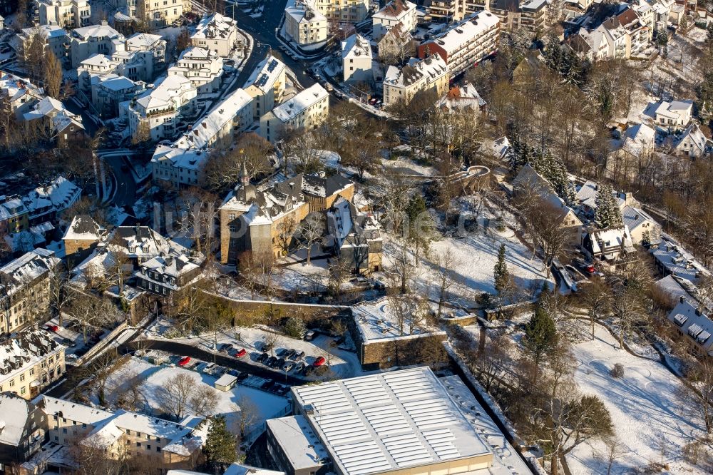 Siegen aus der Vogelperspektive: Winterlich schneebedecktes Museums- Gebäude- Ensemble Siegerlandmuseum im Oberen Schloss in Siegen im Bundesland Nordrhein-Westfalen