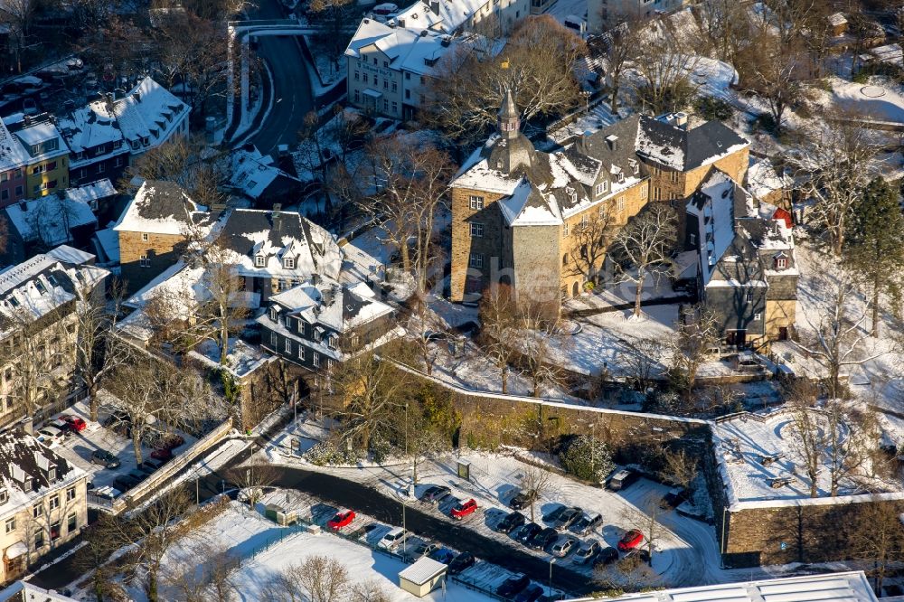 Luftbild Siegen - Winterlich schneebedecktes Museums- Gebäude- Ensemble Siegerlandmuseum im Oberen Schloss in Siegen im Bundesland Nordrhein-Westfalen