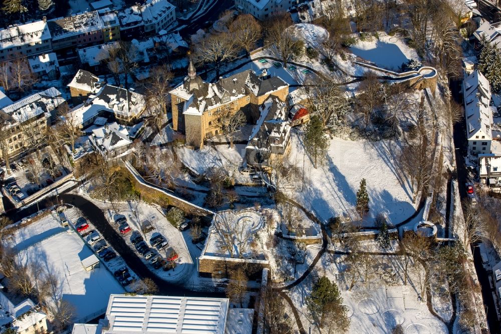 Luftaufnahme Siegen - Winterlich schneebedecktes Museums- Gebäude- Ensemble Siegerlandmuseum im Oberen Schloss in Siegen im Bundesland Nordrhein-Westfalen