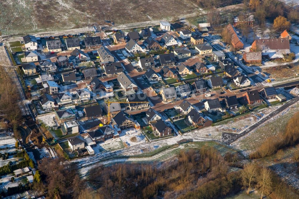 Luftaufnahme Hamm - Winterlich schneebedecktes Neubau- Wohngebiet einer Einfamilienhaus- Siedlung Am Eversbach im Stadtteil Bockum-Hövel in Hamm im Bundesland Nordrhein-Westfalen