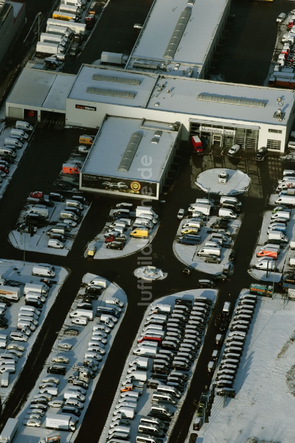 Luftaufnahme Berlin - Winterlich schneebedecktes Nutzfahrzeug-Zentrum des Autohauses Mercedes-Benz in Berlin