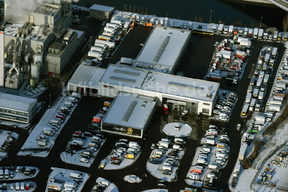 Berlin von oben - Winterlich schneebedecktes Nutzfahrzeug-Zentrum des Autohauses Mercedes-Benz in Berlin