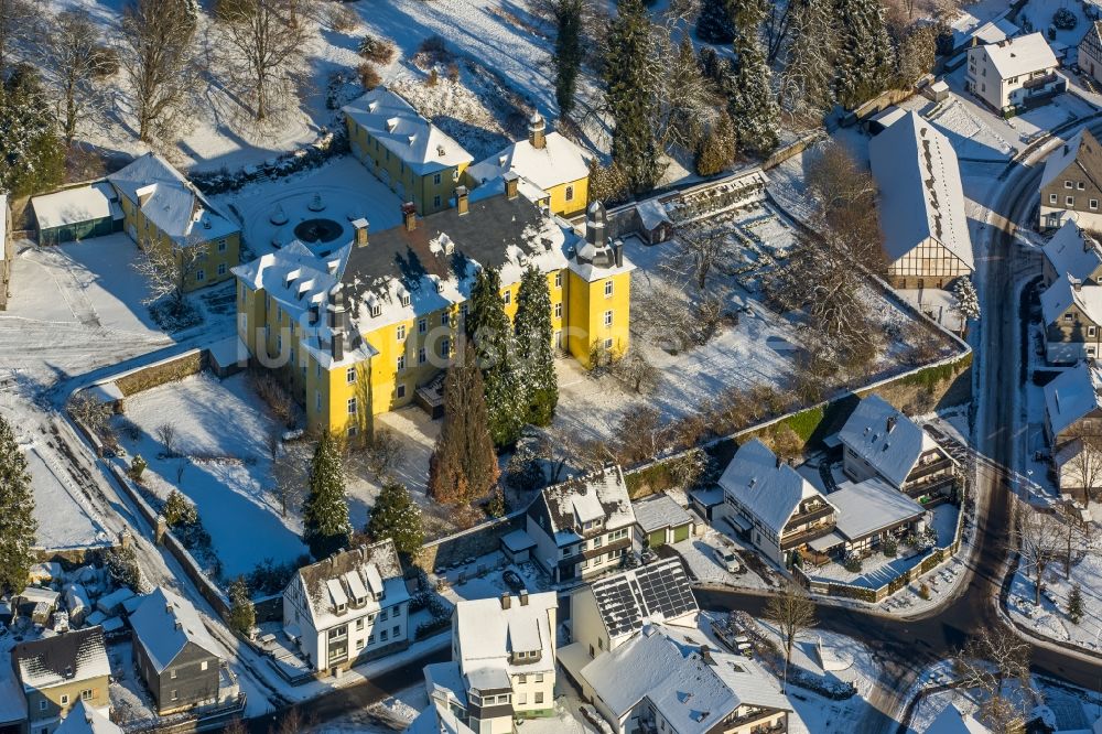 Luftaufnahme Olsberg - Winterlich schneebedecktes Palais des Schloss Antfeld in Olsberg im Bundesland Nordrhein-Westfalen