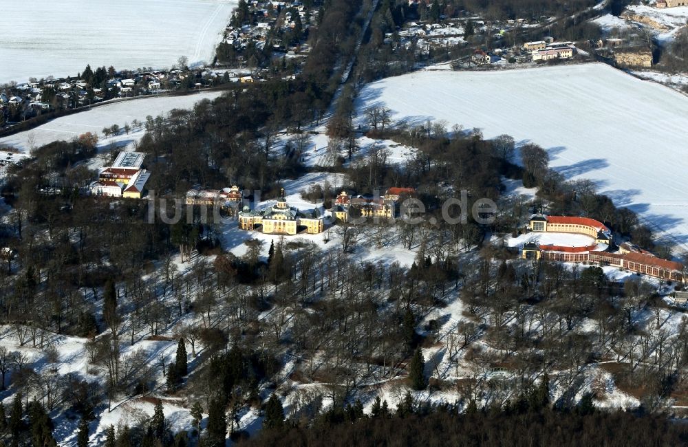 Weimar von oben - Winterlich schneebedecktes Schloss Belvedere mit dem Musikgymnasium und der Orangerie in Weimar im Bundesland Thüringen