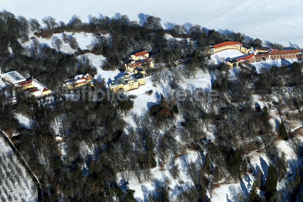 Weimar aus der Vogelperspektive: Winterlich schneebedecktes Schloss Belvedere mit dem Musikgymnasium und der Orangerie in Weimar im Bundesland Thüringen