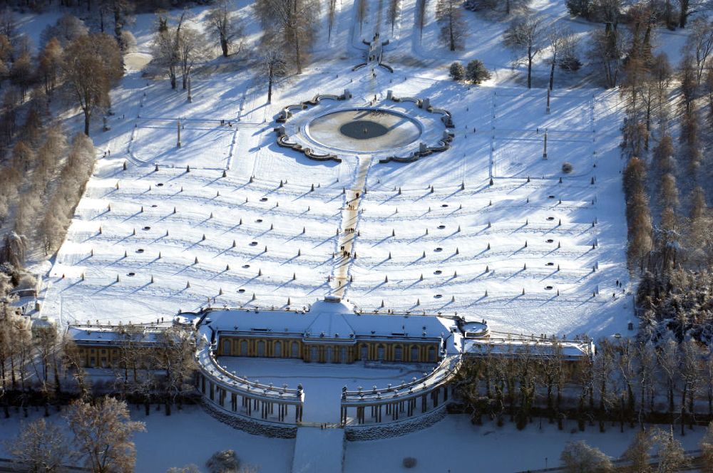 Luftaufnahme POTSDAM - winterlich schneebedecktes Schloss Sanssouci zu Potsdam