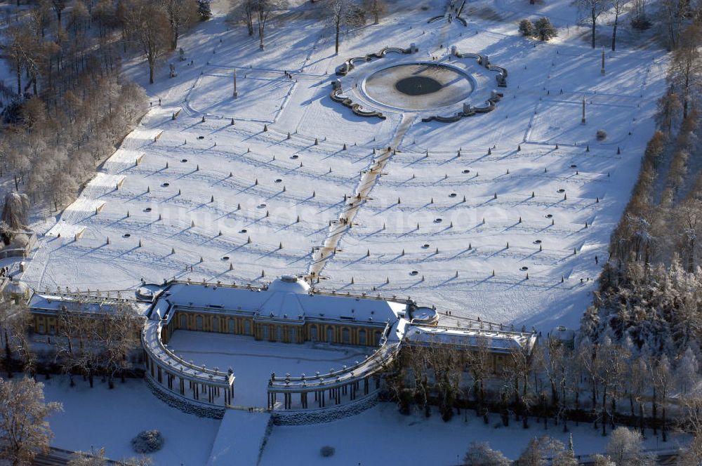 POTSDAM von oben - winterlich schneebedecktes Schloss Sanssouci zu Potsdam