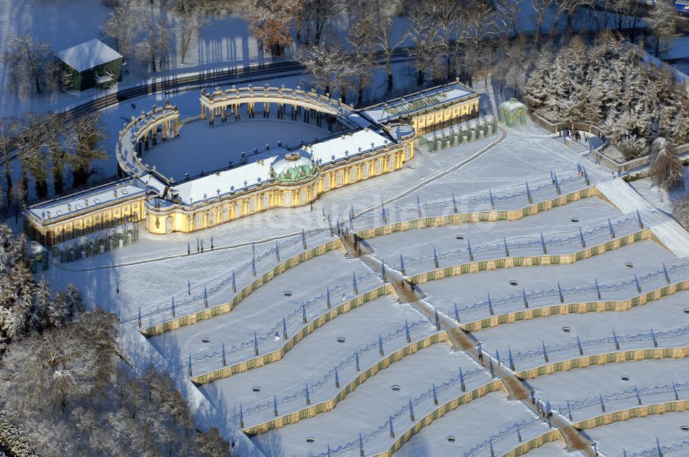 POTSDAM aus der Vogelperspektive: winterlich schneebedecktes Schloss Sanssouci zu Potsdam