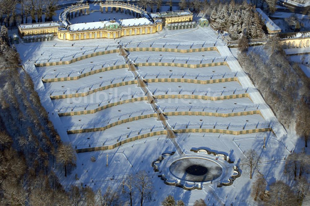 Luftaufnahme POTSDAM - winterlich schneebedecktes Schloss Sanssouci zu Potsdam