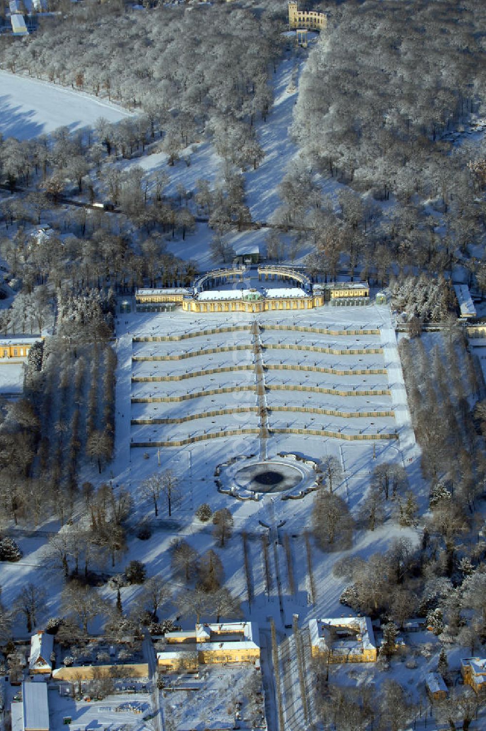 Luftbild POTSDAM - winterlich schneebedecktes Schloss Sanssouci zu Potsdam