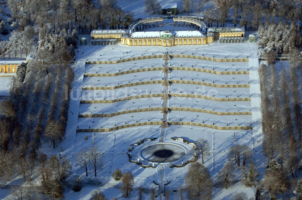 Luftaufnahme POTSDAM - winterlich schneebedecktes Schloss Sanssouci zu Potsdam