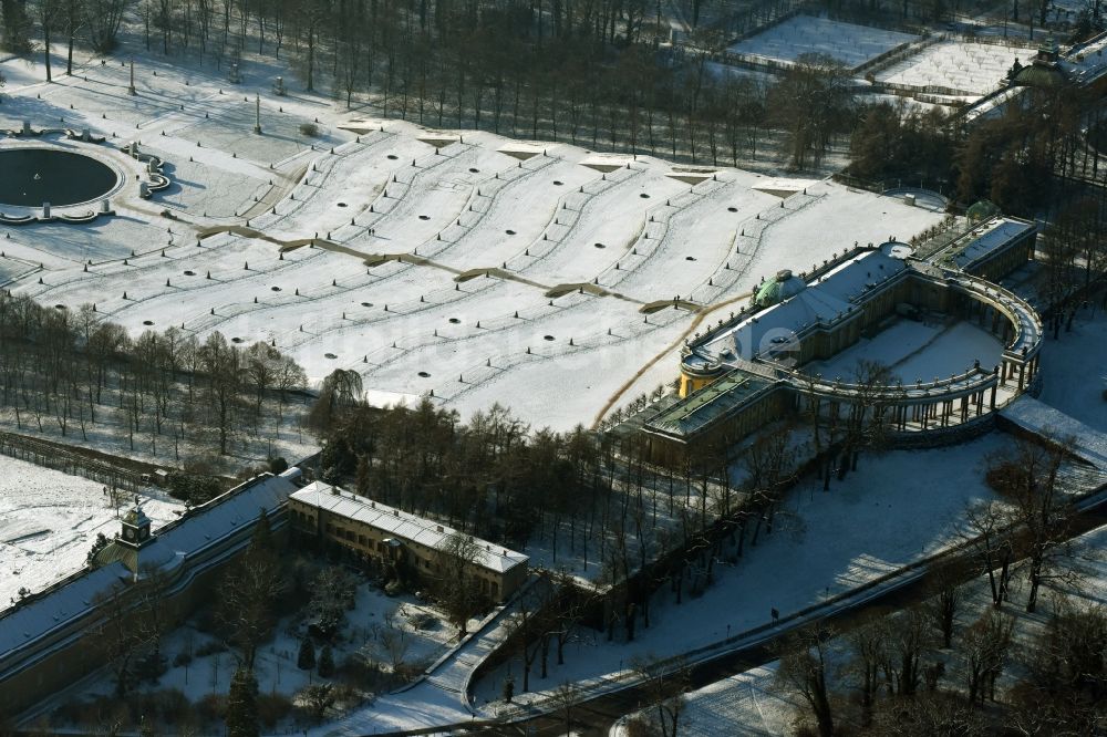 Potsdam aus der Vogelperspektive: Winterlich schneebedecktes Schloss Sanssouci in Potsdam, der Landeshauptstadt des Bundeslands Brandenburg