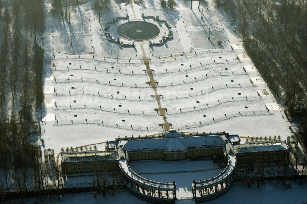 Luftbild Potsdam - Winterlich schneebedecktes Schloss Sanssouci in Potsdam, der Landeshauptstadt des Bundeslands Brandenburg