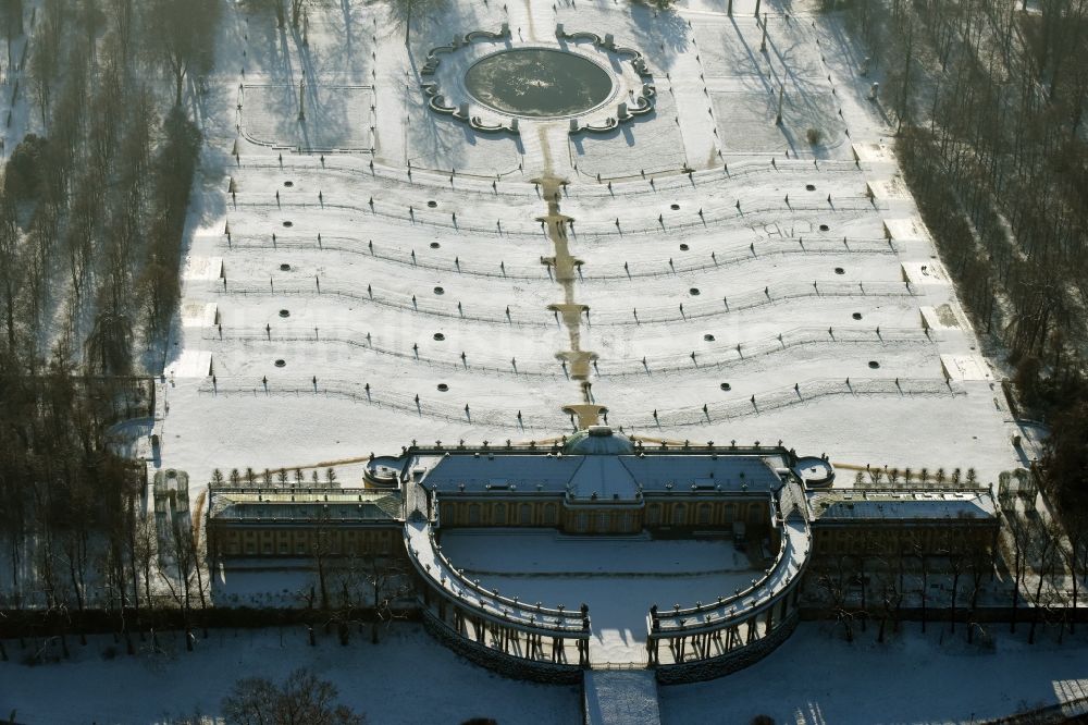 Luftaufnahme Potsdam - Winterlich schneebedecktes Schloss Sanssouci in Potsdam, der Landeshauptstadt des Bundeslands Brandenburg