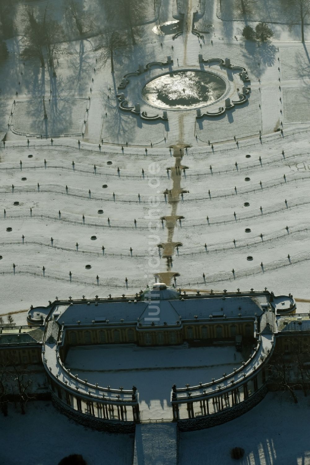 Potsdam von oben - Winterlich schneebedecktes Schloss Sanssouci in Potsdam, der Landeshauptstadt des Bundeslands Brandenburg