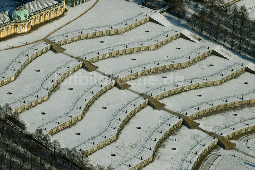 Potsdam aus der Vogelperspektive: Winterlich schneebedecktes Schloss Sanssouci in Potsdam, der Landeshauptstadt des Bundeslands Brandenburg