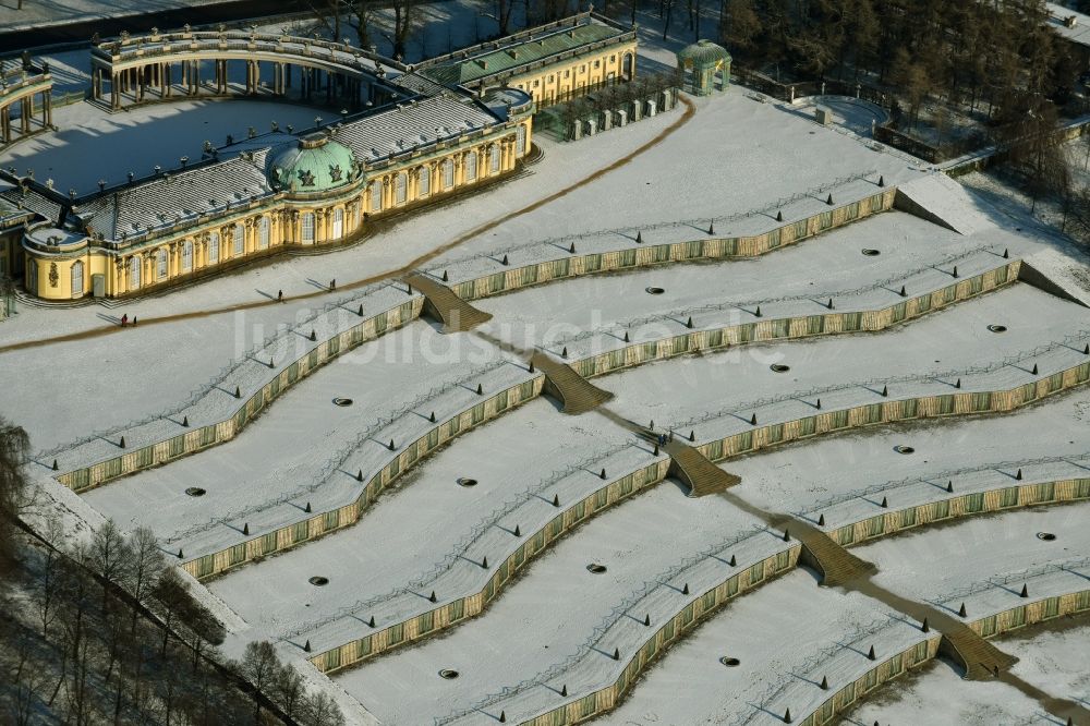 Luftbild Potsdam - Winterlich schneebedecktes Schloss Sanssouci in Potsdam, der Landeshauptstadt des Bundeslands Brandenburg