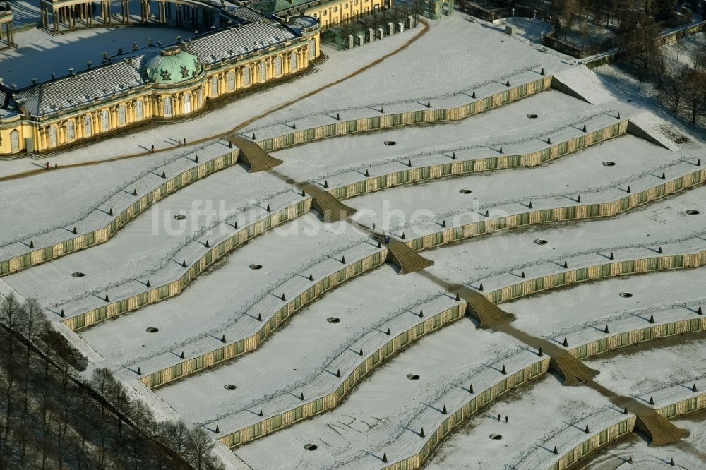 Luftaufnahme Potsdam - Winterlich schneebedecktes Schloss Sanssouci in Potsdam, der Landeshauptstadt des Bundeslands Brandenburg