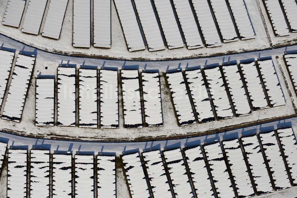 Magdeburg aus der Vogelperspektive: Winterlich schneebedecktes Solarpark bzw. Solarkraftwerk auf der ehemaligen Hausmülldeponie Cracauer Anger in Magdeburg im Bundesland Sachsen-Anhalt