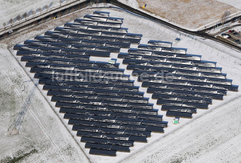 Luftbild Magdala - Winterlich schneebedecktes Solarpark bzw. Solarkraftwerk in Magdala im Bundesland Thüringen