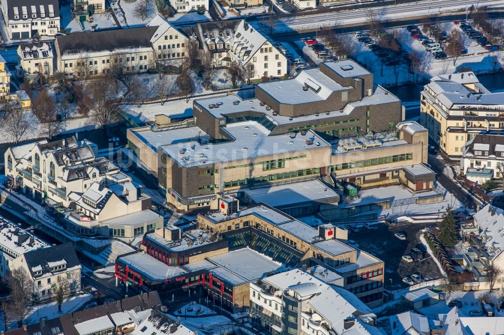 Luftaufnahme Meschede - Winterlich schneebedecktes Stadtzentrum im Innenstadtbereich in Meschede im Bundesland Nordrhein-Westfalen