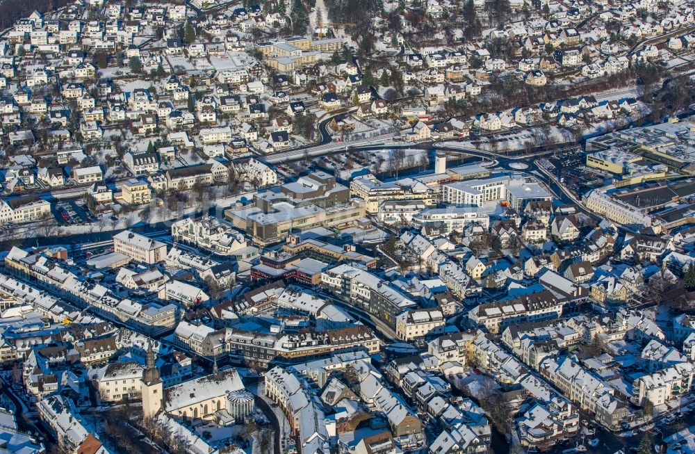 Meschede aus der Vogelperspektive: Winterlich schneebedecktes Stadtzentrum in Meschede im Bundesland Nordrhein-Westfalen