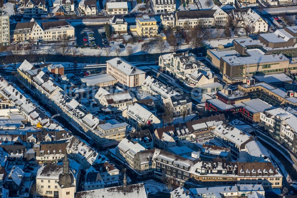 Luftbild Meschede - Winterlich schneebedecktes Stadtzentrum in Meschede im Bundesland Nordrhein-Westfalen