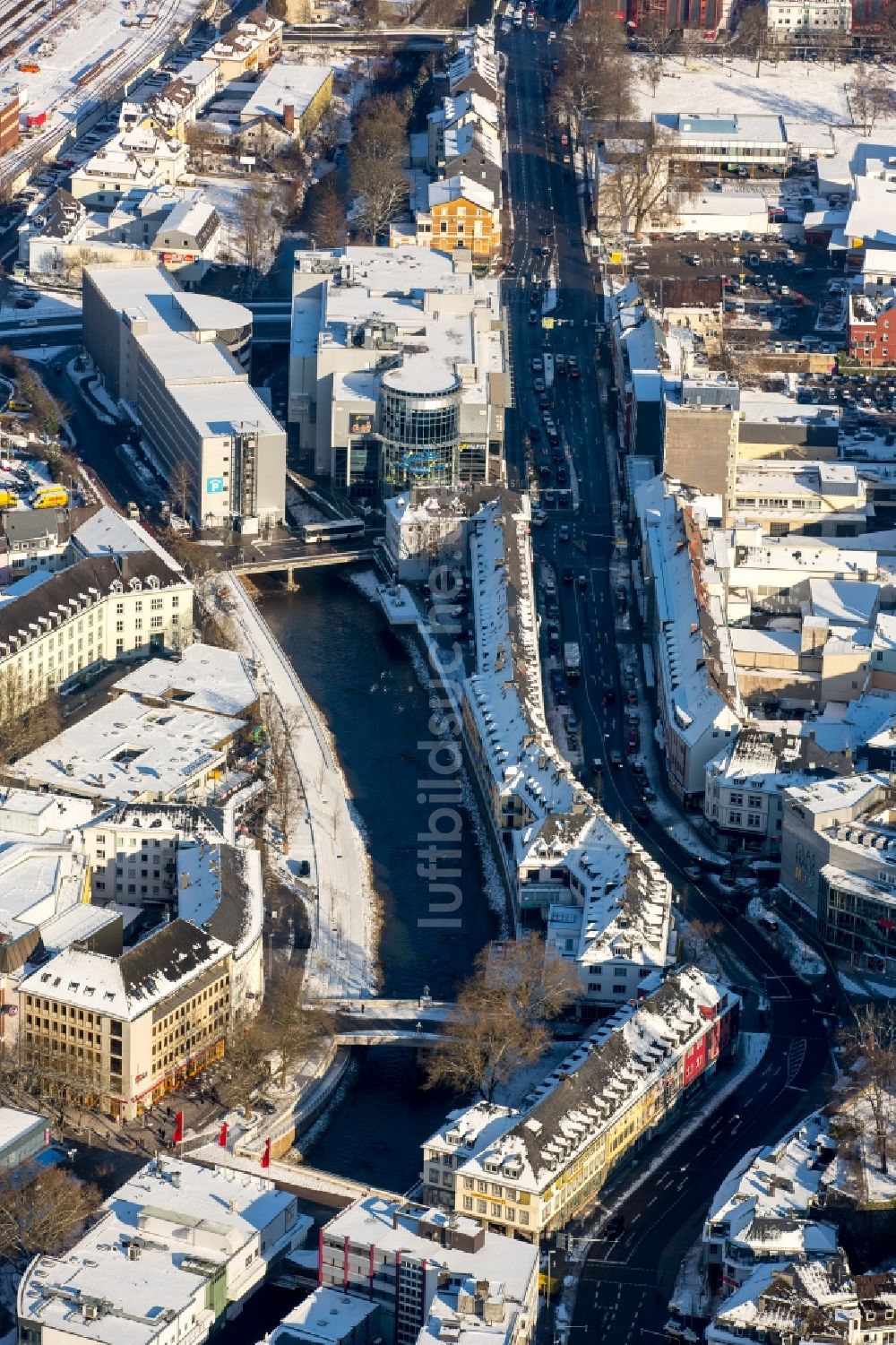 Siegen von oben - Winterlich schneebedecktes Stadtzentrum in Siegen im Bundesland Nordrhein-Westfalen