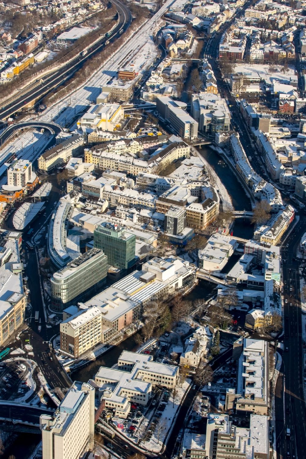 Siegen von oben - Winterlich schneebedecktes Stadtzentrum in Siegen im Bundesland Nordrhein-Westfalen