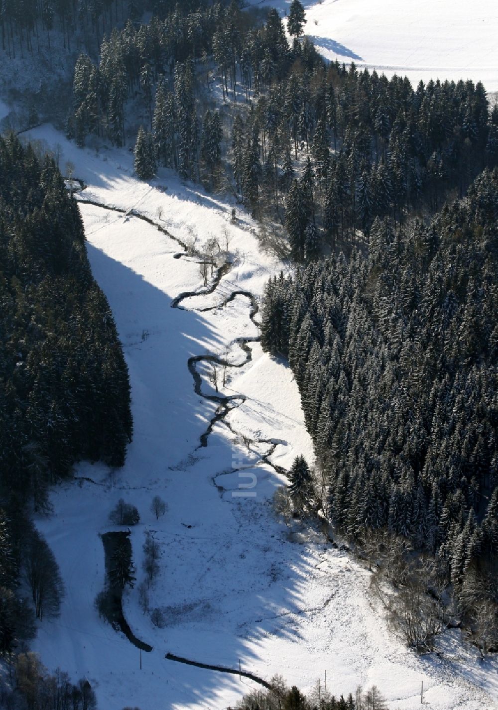 Luftaufnahme grossbreitenbach - Winterlich schneebedecktes Tal eines Baches in einem verschneiten Wald in Grossbreitenbach im Bundesland Thüringen