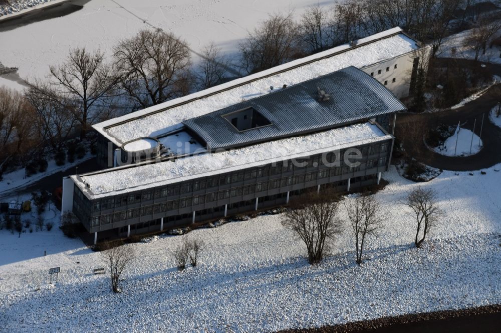 Luftaufnahme Magdeburg - Winterlich schneebedecktes Verwaltungsgebäude der staatlichen Behörde WSNBA Wasserstraßen-Neubauamt am Kleiner Werder in Magdeburg im Bundesland Sachsen-Anhalt