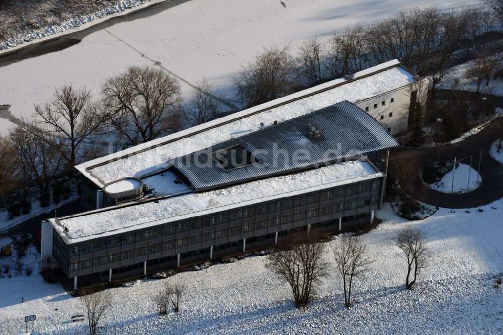 Magdeburg von oben - Winterlich schneebedecktes Verwaltungsgebäude der staatlichen Behörde WSNBA Wasserstraßen-Neubauamt am Kleiner Werder in Magdeburg im Bundesland Sachsen-Anhalt