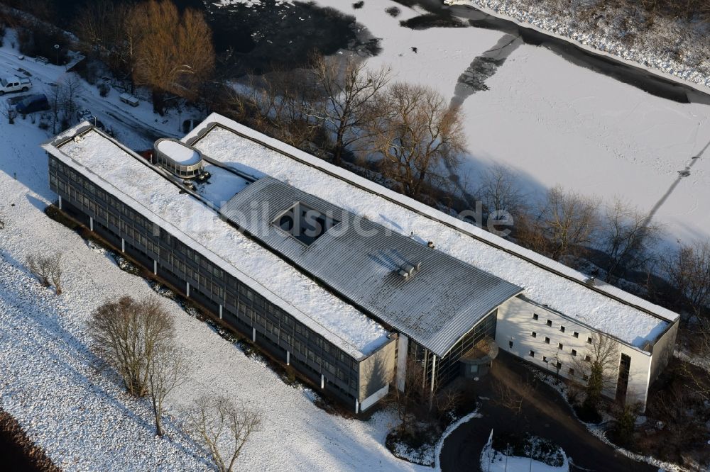 Magdeburg aus der Vogelperspektive: Winterlich schneebedecktes Verwaltungsgebäude der staatlichen Behörde WSNBA Wasserstraßen-Neubauamt am Kleiner Werder in Magdeburg im Bundesland Sachsen-Anhalt