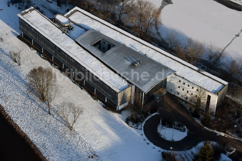 Luftbild Magdeburg - Winterlich schneebedecktes Verwaltungsgebäude der staatlichen Behörde WSNBA Wasserstraßen-Neubauamt am Kleiner Werder in Magdeburg im Bundesland Sachsen-Anhalt