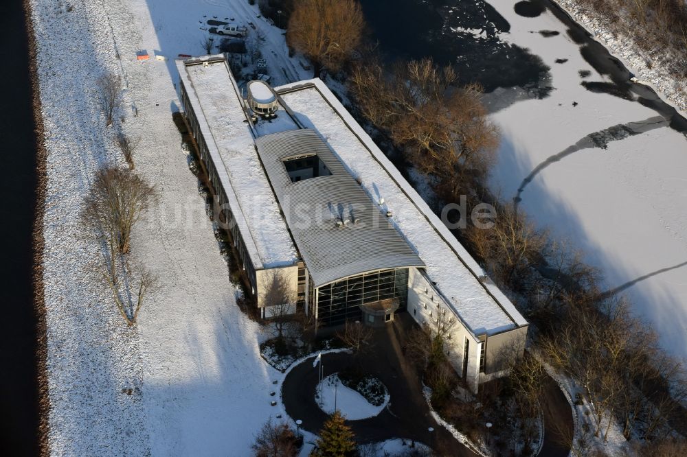 Magdeburg aus der Vogelperspektive: Winterlich schneebedecktes Verwaltungsgebäude der staatlichen Behörde WSNBA Wasserstraßen-Neubauamt am Kleiner Werder in Magdeburg im Bundesland Sachsen-Anhalt