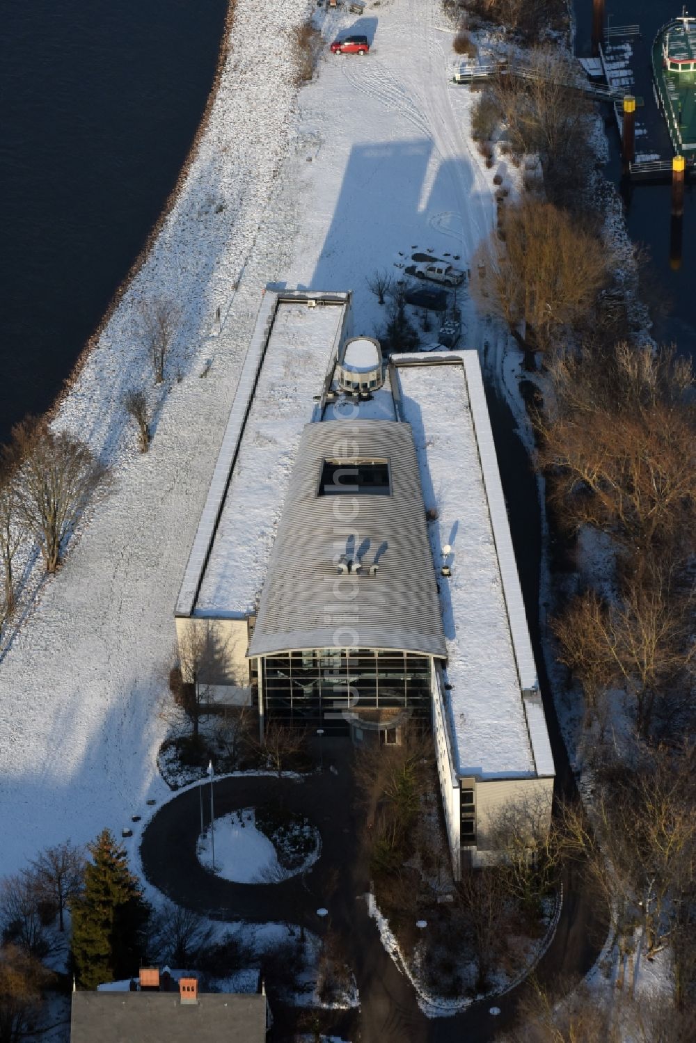 Luftaufnahme Magdeburg - Winterlich schneebedecktes Verwaltungsgebäude der staatlichen Behörde WSNBA Wasserstraßen-Neubauamt am Kleiner Werder in Magdeburg im Bundesland Sachsen-Anhalt