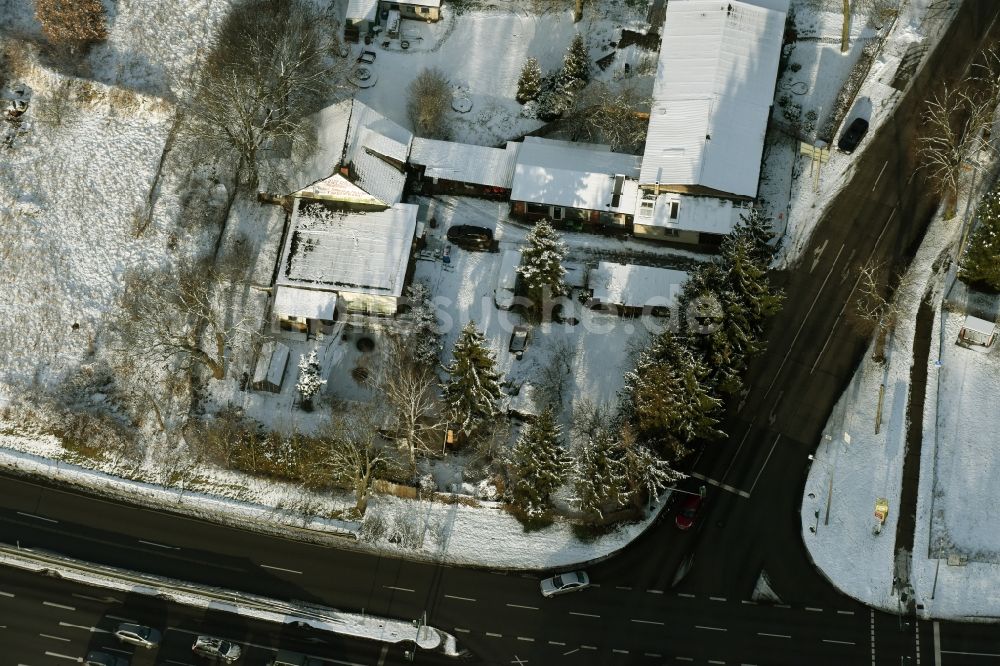 Hoppegarten aus der Vogelperspektive: Winterlich schneebedecktes Verwaltungsgebäude des Unternehmens Forst-Garten & Kommunal-Technik Fehrmann an der Köpenicker Straße in Hoppegarten im Bundesland Brandenburg