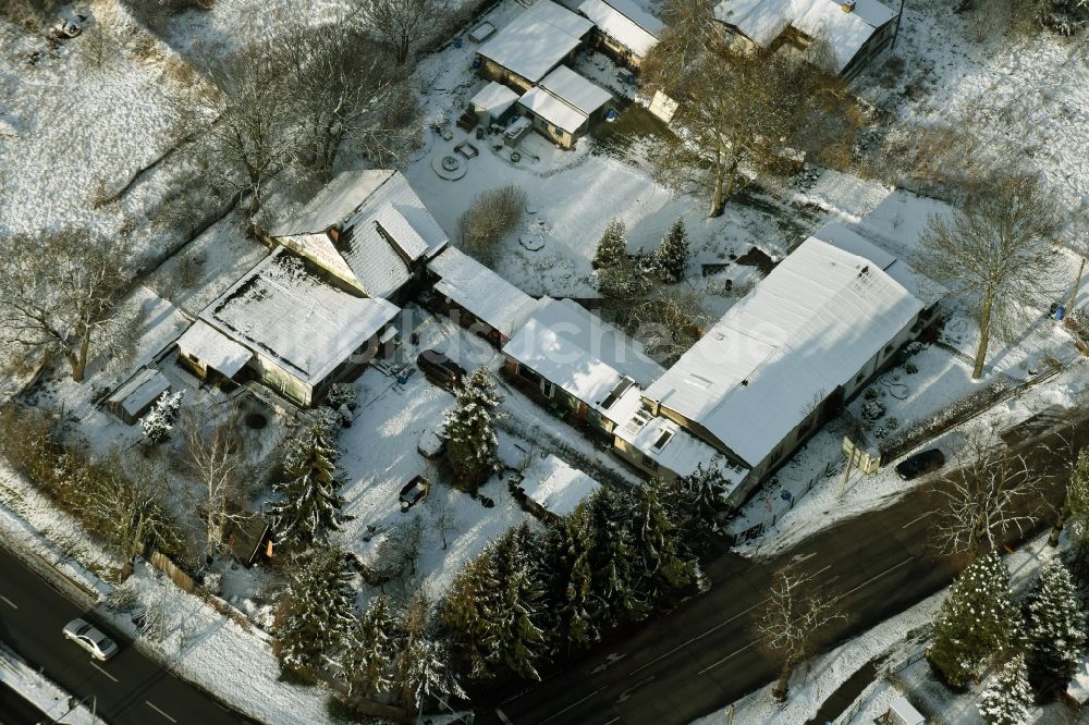 Luftbild Hoppegarten - Winterlich schneebedecktes Verwaltungsgebäude des Unternehmens Forst-Garten & Kommunal-Technik Fehrmann an der Köpenicker Straße in Hoppegarten im Bundesland Brandenburg