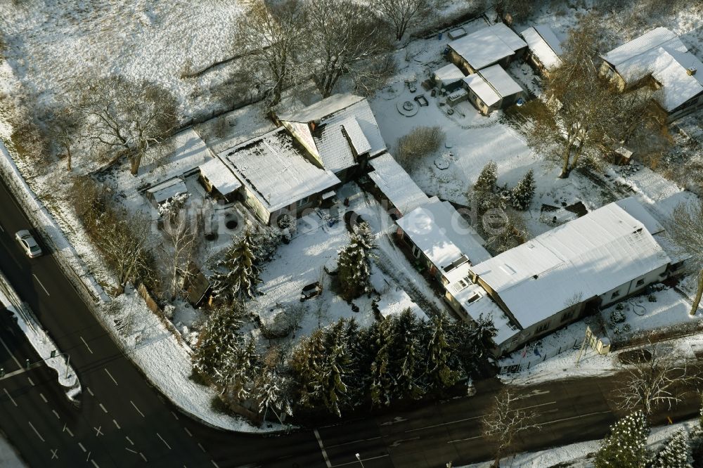 Luftaufnahme Hoppegarten - Winterlich schneebedecktes Verwaltungsgebäude des Unternehmens Forst-Garten & Kommunal-Technik Fehrmann an der Köpenicker Straße in Hoppegarten im Bundesland Brandenburg