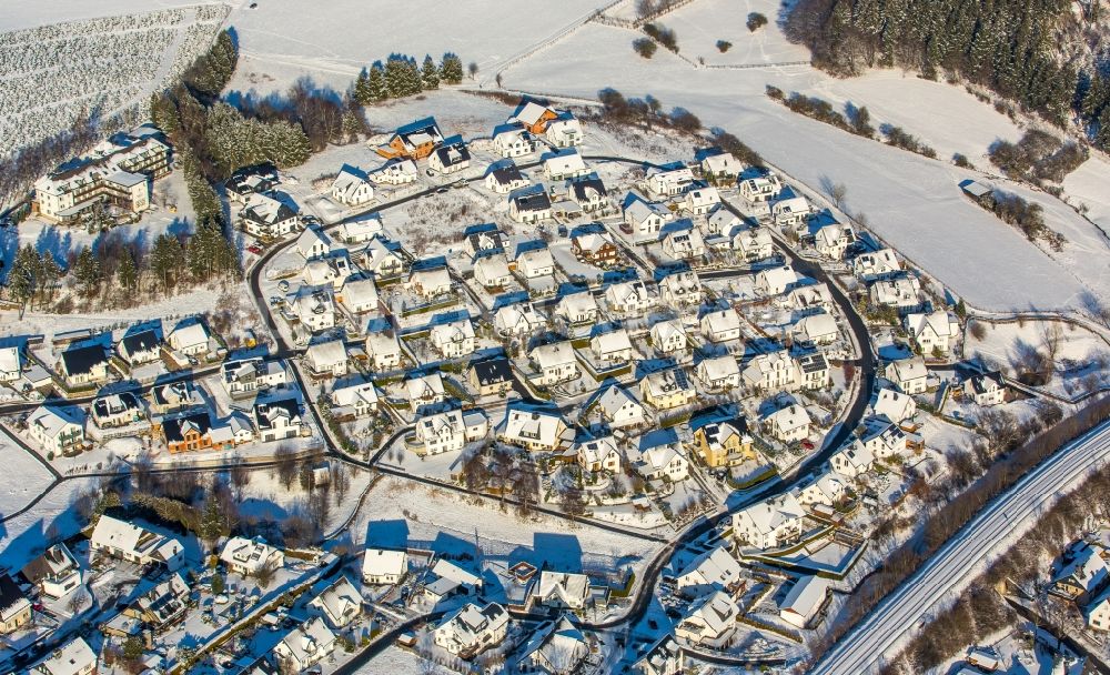 Luftbild Olsberg - Winterlich schneebedecktes Wohngebiet einer Einfamilienhaus- Siedlung in Olsberg im Bundesland Nordrhein-Westfalen