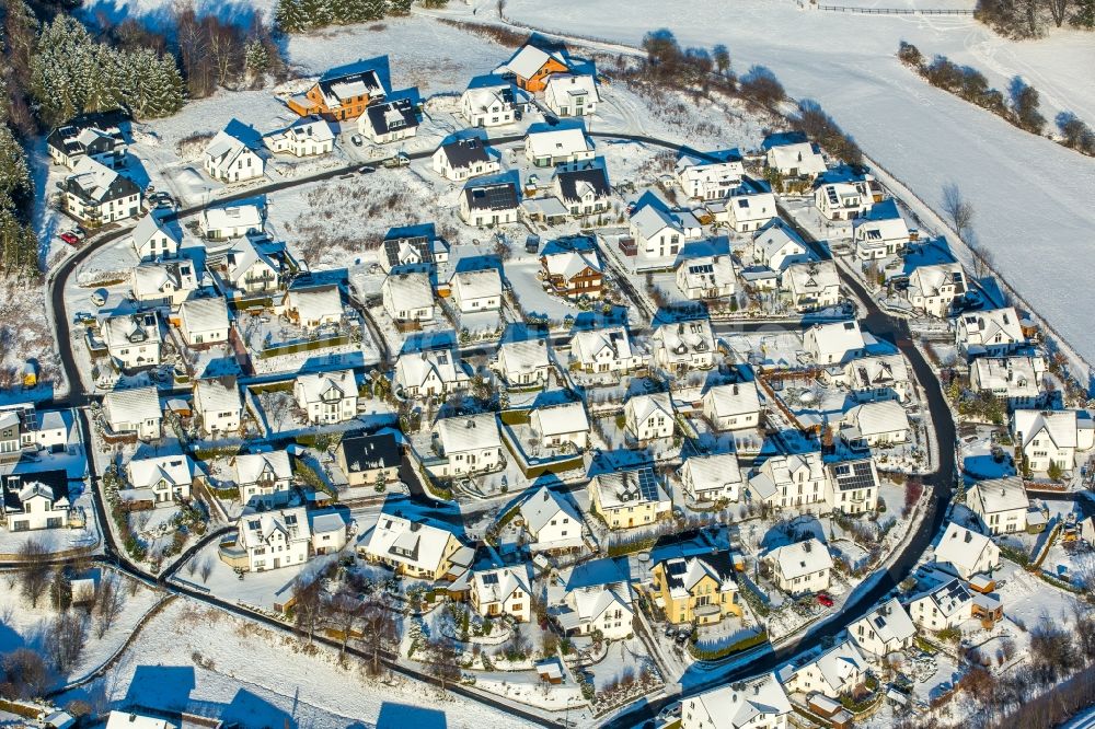 Luftaufnahme Olsberg - Winterlich schneebedecktes Wohngebiet einer Einfamilienhaus- Siedlung in Olsberg im Bundesland Nordrhein-Westfalen